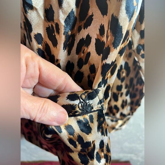 Victoria Secret NWT Leopard Print Women's button up pajama top, medium - Picture 8 of 10